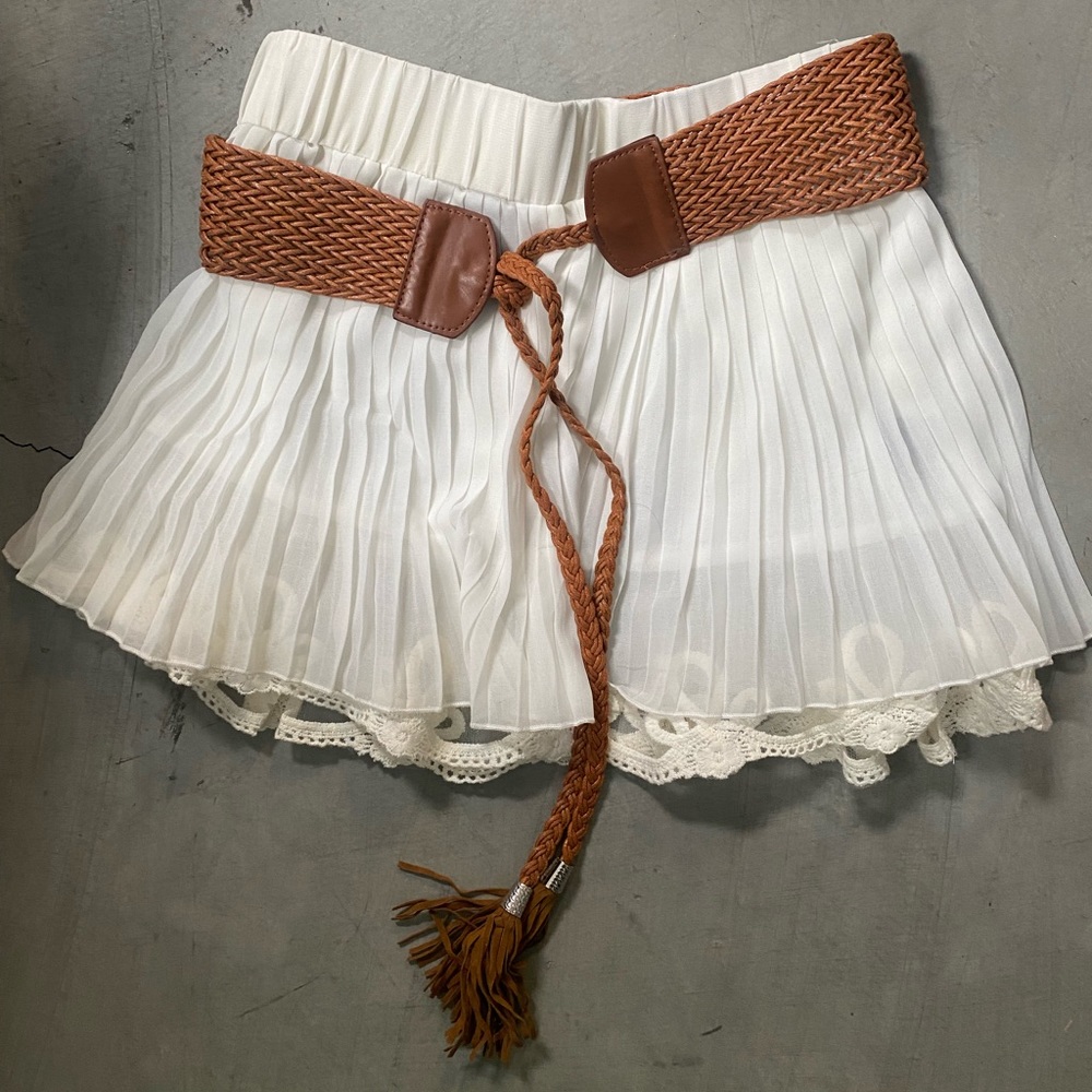 White 2b Bebe XS skirt with lace trim and tan belt